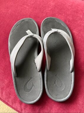 NWOT OluKai Gray Women's Flip Flop Sandals NEVER WORN